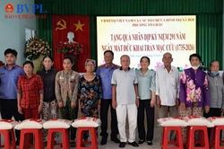 VKSND Khu vực 8 tỉnh An Giang trao quà cho hộ nghèo, hộ cận nghèo