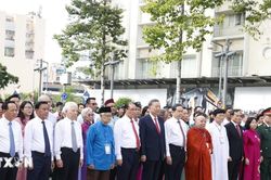 Tổng B&iacute; thư, Chủ tịch nước T&ocirc; L&acirc;m d&acirc;ng hoa kỷ niệm 50 năm Th&agrave;nh phố mang t&ecirc;n B&aacute;c