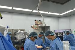 Ứng dụng robot thế hệ mới hỗ trợ phẫu thuật thành công vẹo cột sống ở người lớn