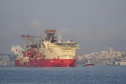 T&agrave;u khổng lồ đi qua khiến hoạt động h&agrave;ng hải ở eo biển Bosphorus bị đ&igrave;nh chỉ