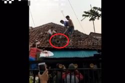 Nhìn lên mái nhà, người dân phát hiện cảnh tượng 'nổi da gà', cả xóm ùn ùn kéo đến xem