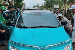 T&agrave;i xế taxi gục trong xe khi đang đợi kh&aacute;ch, lực lượng chức năng giải cứu bất th&agrave;nh