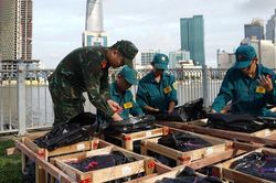 H&agrave;ng ngh&igrave;n quả ph&aacute;o hoa sẵn s&agrave;ng tỏa s&aacute;ng tr&ecirc;n bầu trời Tp.HCM tối 2/7