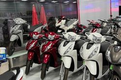 Honda tăng giá niêm yết hàng loạt xe máy xăng