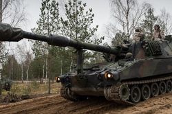 NATO đối mặt b&agrave;i to&aacute;n kh&oacute; mới: Biến nguồn vốn th&agrave;nh hỏa lực