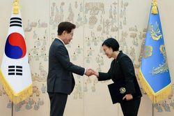 Han Seong-sook: Từ ph&oacute;ng vi&ecirc;n, 'nữ tướng' ng&agrave;nh c&ocirc;ng nghệ trở th&agrave;nh Thủ tướng H&agrave;n Quốc