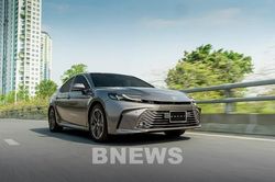 Toyota Việt Nam bất ngờ giảm 140 triệu đồng cho Camry Hybrid Premium
