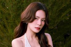 Hà Nhi diện váy xẻ sâu mỏng tang, khoe xương quai xanh quyến rũ