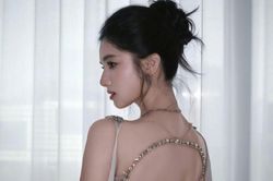 Trương Tịnh Nghi khoe vóc dáng quyến rũ với váy hở lưng