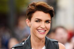 Nữ diễn viên Ruby Rose nhập viện khẩn cấp sau tai nạn ở hồ bơi, gãy nhiều xương sườn