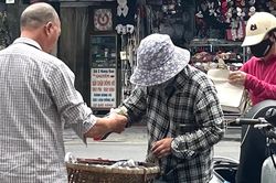 Phận đời sau gánh hàng rong