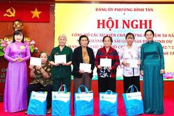 Hội LHPN TPHCM và phường Bình Tân tri ân nữ cựu tù chính trị