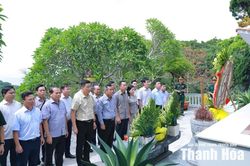 Bí thư Tỉnh ủy Lê Đức Thái dâng hương tưởng niệm các Anh hùng liệt sĩ và kiểm tra công tác sẵn sàng chiến đấu tại đảo Mê