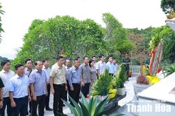 B&iacute; thư Tỉnh ủy L&ecirc; Đức Th&aacute;i d&acirc;ng hương tưởng niệm c&aacute;c Anh h&ugrave;ng liệt sĩ v&agrave; kiểm tra c&ocirc;ng t&aacute;c sẵn s&agrave;ng chiến đấu tại đảo M&ecirc;