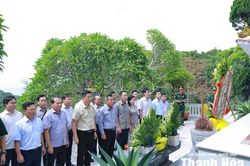 B&iacute; thư Tỉnh ủy L&ecirc; Đức Th&aacute;i d&acirc;ng hương tưởng niệm c&aacute;c Anh h&ugrave;ng liệt sĩ v&agrave; kiểm tra c&ocirc;ng t&aacute;c sẵn s&agrave;ng chiến đấu tại Đảo M&ecirc;