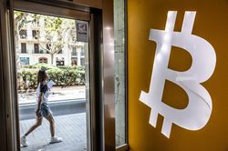 Gi&aacute; bitcoin trượt xuống mức thấp nhất gần 2 năm