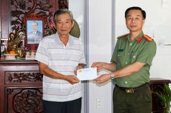 Trao qu&agrave; cho gia đ&igrave;nh ch&iacute;nh s&aacute;ch, gia đ&igrave;nh c&oacute; c&ocirc;ng trong lực lượng An ninh nh&acirc;n d&acirc;n tr&ecirc;n địa b&agrave;n tỉnh An Giang