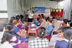 Lao động nông thôn xã An Cư tham gia lớp dệt thổ cẩm