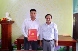 Ban Thường vụ Đảng ủy x&atilde; Ba Ch&uacute;c trao quyết định về c&ocirc;ng t&aacute;c c&aacute;n bộ v&agrave; sắp xếp tổ chức chi bộ