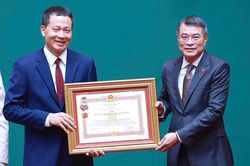 Đồng chí Bí thư Thành ủy Đồng Nai Vũ Hồng Văn vinh dự đón nhận Huân chương Quân công hạng Nhất