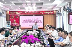 Đồng chí Sùng A Hồ làm việc với Đảng ủy xã Than Uyên về công tác xây dựng Đảng và phát triển kinh tế - xã hội