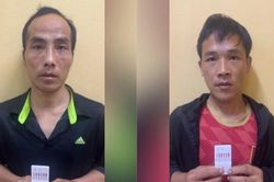 2 đối tượng nghiện ma túy bị bắt giữ ngay khi vừa đặt chân về nhà
