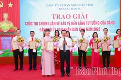 Đảng ủy UBND tỉnh trao giải Cuộc thi chính luận về bảo vệ nền tảng tư tưởng của Đảng năm 2026