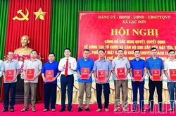 Lạc Sơn c&ocirc;ng bố c&aacute;c nghị quyết, quyết định về tổ chức bộ m&aacute;y