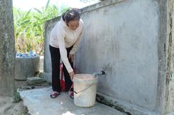 M&ograve;n mỏi chờ nước sạch