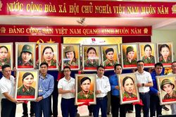 Trao tặng ảnh phục dựng chân dung 13 liệt sĩ Trạm Thông tin A69