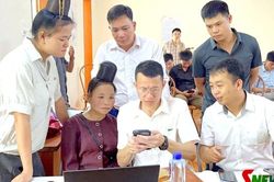 'Sổ tay đảng vi&ecirc;n điện tử' về với chi bộ bản