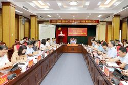 Triển khai thực hiện nghi&ecirc;m c&aacute;c quy định của ph&aacute;p luật, văn bản của Trung ương v&agrave; của tỉnh về c&ocirc;ng t&aacute;c ph&ograve;ng, chống thi&ecirc;n tai