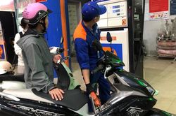 Giá xăng dầu giảm, riêng xăng E10 giảm gần 1 nghìn đồng/lít