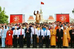 Tổng Bí thư, Chủ tịch nước Tô Lâm dâng hoa tưởng niệm Chủ tịch Hồ Chí Minh tại thành phố mang tên Bác