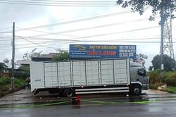 L&acirc;m Đồng: Xe tải lấn l&agrave;n tr&ecirc;n đường Hồ Ch&iacute; Minh, một người tử vong, hai người bị thương