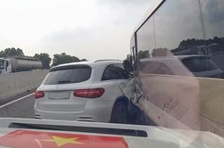 Mercedes cố vượt khe hẹp giữa 2 xe kh&aacute;c, g&acirc;y tai nạn li&ecirc;n ho&agrave;n tr&ecirc;n cao tốc