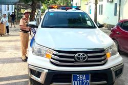CSGT Hà Tĩnh dùng xe chuyên dụng mở đường đưa sản phụ đến bệnh viện kịp sinh con