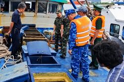 Hải quan chủ trì bắt giữ tàu vận chuyển 30.000 lít dầu DO không rõ nguồn gốc trên biển