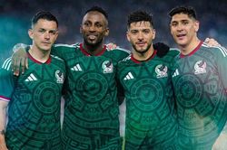 &Aacute;o đấu đội tuyển Mexico đắt h&agrave;ng nhất World Cup