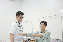 Bị bóng đập vào cổ khi chơi bóng đá, người đàn ông 33 tuổi bị đột quỵ