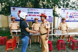 'Gần d&acirc;n nhất' để giữ b&igrave;nh y&ecirc;n tr&ecirc;n những cung đường