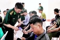 Bộ đội Biên phòng đưa bình dân học vụ số đến đồng bào vùng cao, biên giới Lào Cai