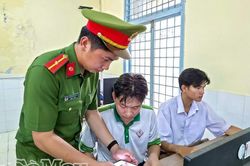 Chiến sĩ c&ocirc;ng an học B&aacute;c về tinh thần phục vụ Nh&acirc;n d&acirc;n