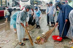 Ra qu&acirc;n dọn vệ sinh, giữ g&igrave;n mỹ quan sau Đại lễ tuy&ecirc;n phong Ch&acirc;n phước tại Tắc Sậy