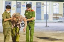 Cụ ông 78 tuổi mệt lả bên lề Quốc lộ 1A giữa đêm khuya, điều xảy ra sau đó khiến nhiều người xúc động