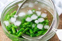 Đừng chỉ dùng đá viên để làm mát nước uống: 5 mẹo nấu ăn cực hay giúp món nào cũng ngon hơn