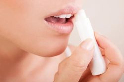 B&iacute; quyết chăm s&oacute;c m&ocirc;i sau phun xăm để m&ocirc;i nhanh hồi phục, l&ecirc;n m&agrave;u đẹp v&agrave; bền l&acirc;u