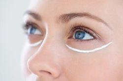 V&igrave; sao buổi tối l&agrave; thời điểm 'v&agrave;ng' để thoa kem dưỡng mắt?