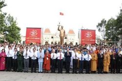 Tổng B&iacute; thư, Chủ tịch nước T&ocirc; L&acirc;m c&ugrave;ng c&aacute;c đồng ch&iacute; l&atilde;nh đạo d&acirc;ng hoa tưởng nhớ Chủ tịch Hồ Ch&iacute; Minh
