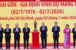 Tổng Bí thư, Chủ tịch nước Tô Lâm tặng TPHCM bức tượng Chủ tịch Hồ Chí Minh